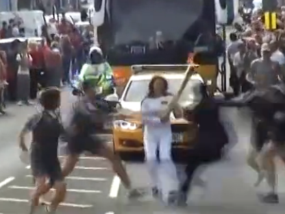 驚魂一幕！不速之客搶奧運火炬遭安保摁倒