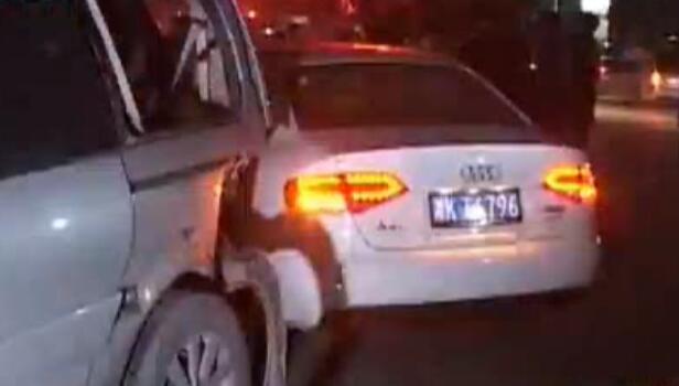 12車停路邊瞬間全報(bào)廢 咋回事？