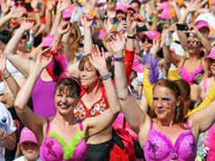 倫敦萬(wàn)人內(nèi)衣馬拉松 波濤洶涌彩色斑斕