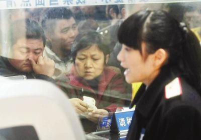 胡娜認真、耐心地向旅客介紹票務情況