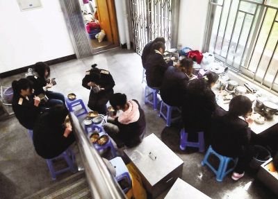 短短半個小時就餐休息時間，售票員們把椅子當餐桌，擠在不到20平方米的地方吃飯