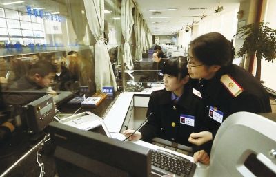 遇到一些突發(fā)情況，值班售票員都會上前協(xié)調(diào)并指導工作