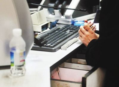 胡娜利用空閑時間活動手指關節(jié)，以防手指僵硬打錯車票