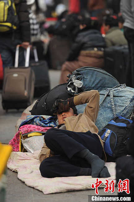 成都火車北站在廣場(chǎng)上搭建起了臨時(shí)的候車室