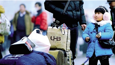 昨天上午，一名隨家長(zhǎng)回老家的小女孩在等候進(jìn)站。