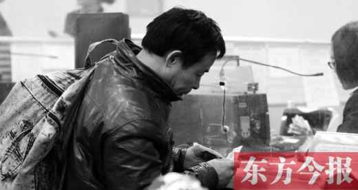 要是能買到一張座位票多好啊，一路不用站著回家了，這是他們最奢侈的想法