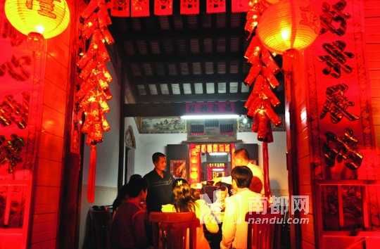 　　?？谌税殉Φ哪暌癸埛Q為“吃圍爐”。