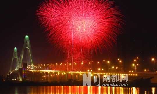  ?？谑忻癯赃^了年夜飯,到西海岸燃放觀賞煙花是近年來興起的一大潮流。