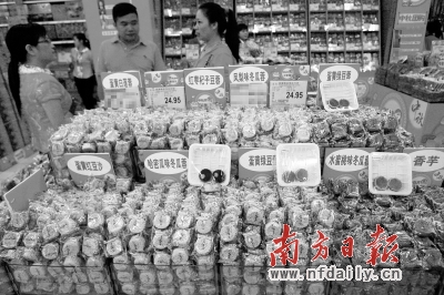 散裝月餅因其實(shí)惠的價(jià)格、豐富的口味而受到市民的青睞。