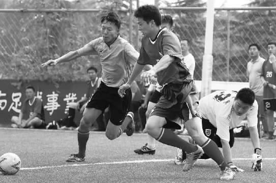 鄭州航院隊(duì)與鄭州經(jīng)開(kāi)正和隊(duì)的比賽，可謂是學(xué)生軍和朋友隊(duì)之間的強(qiáng)強(qiáng)對(duì)決