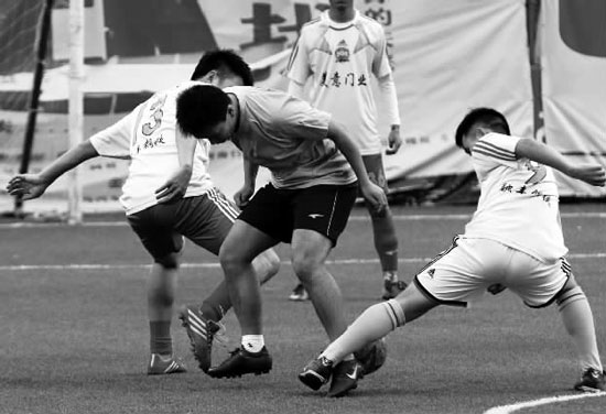 奪冠熱門球隊(duì)美意門業(yè)，上半場就踢出了5:0的一邊倒局面