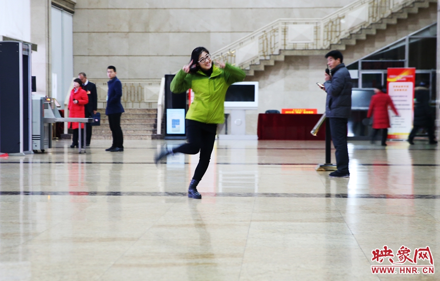 南樂天完成一個采訪后，興奮的跳了起來。