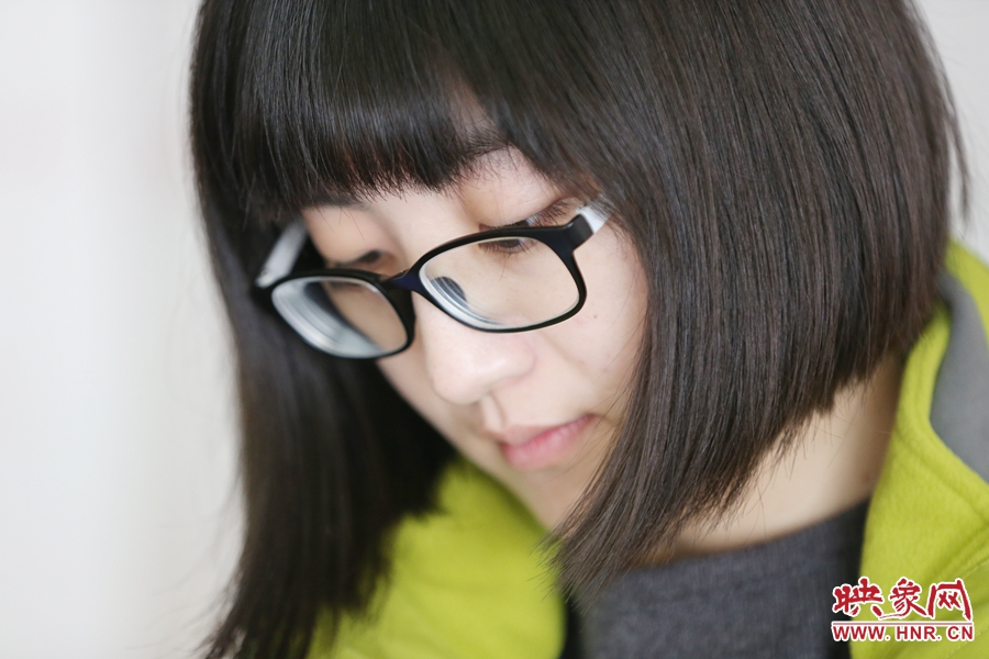 采訪中認真記錄的樂天。