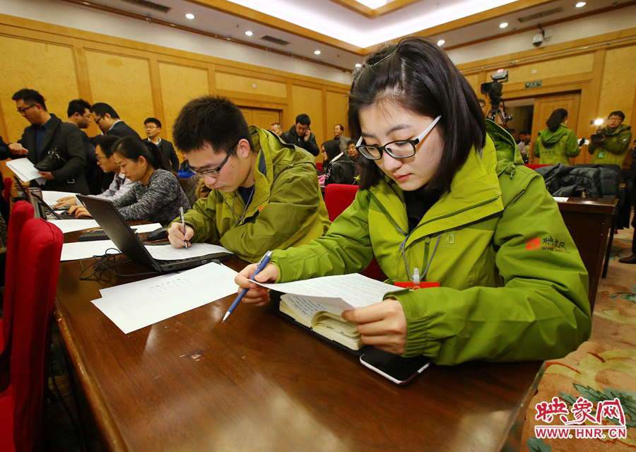 大象融媒映象網(wǎng)記者南樂天在兩會記者會開始前積極準備。