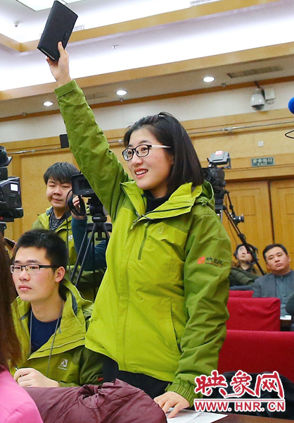 兩會記者會，樂天站起來舉手。