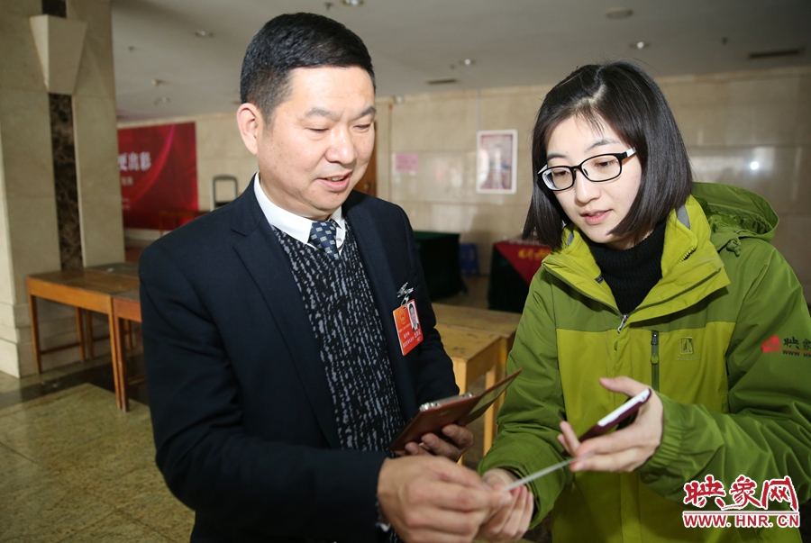 幫代表使用大象融媒映象網(wǎng)微信打印機現(xiàn)場打印照片。