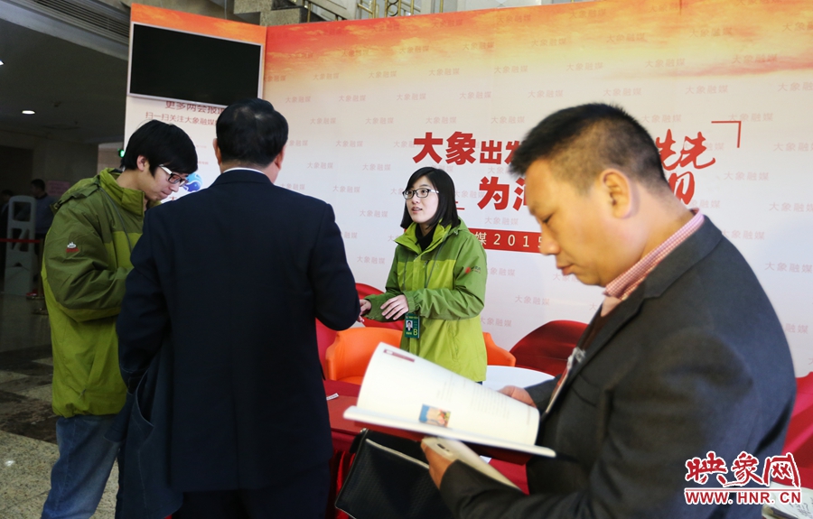 向代表、委員講解大象融媒旗下出品的新聞產(chǎn)品。