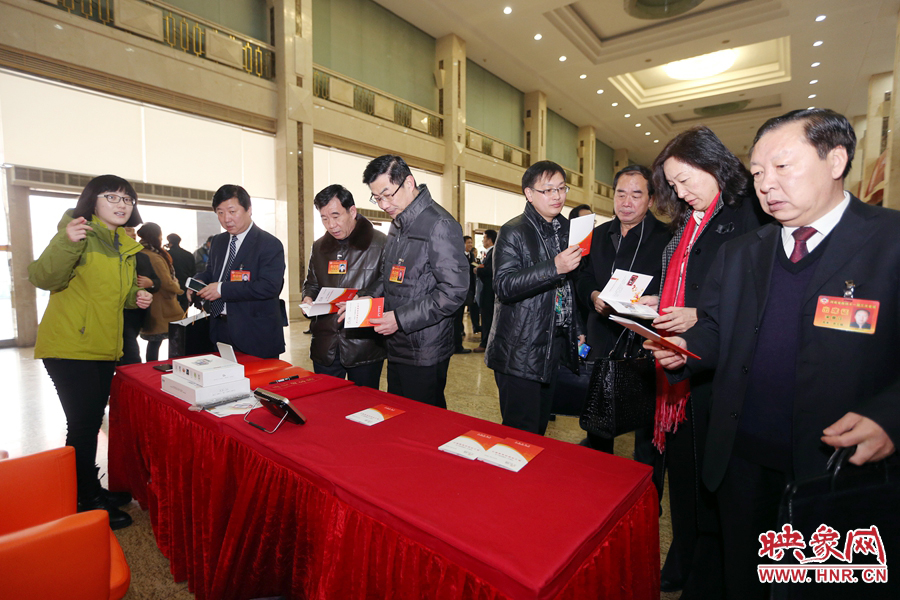 向代表、委員講解大象融媒旗下出品的新聞產(chǎn)品。