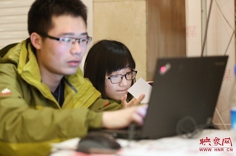 與同事現(xiàn)場寫稿子的樂天。