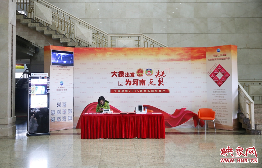 工作間隙還要更新映象網(wǎng)兩會微博。