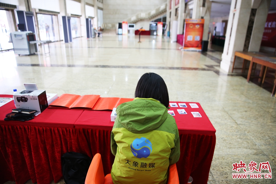 一個人的堅守在工作崗位。