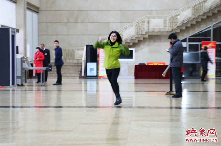 南樂天完成一個采訪后，興奮的跳了起來。