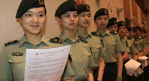 駐港部隊(duì)漂亮女兵無償獻(xiàn)血