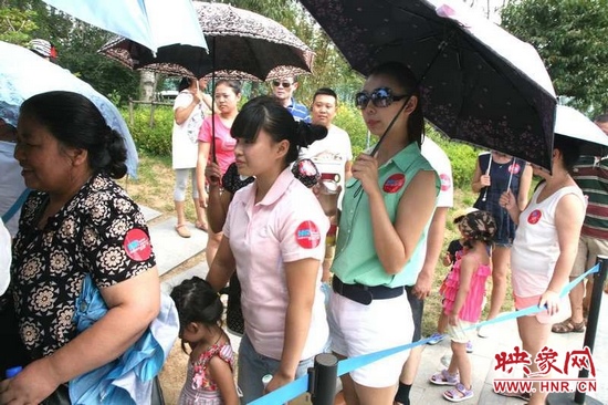 佩戴信息廣播臂貼的聽眾們在排隊(duì)等候坐帆船。