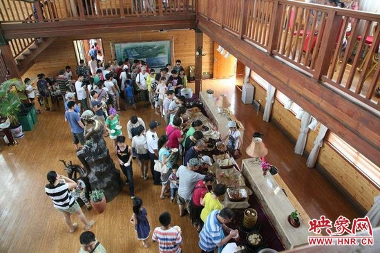 聽眾們在木屋會(huì)所享用免費(fèi)自助餐。