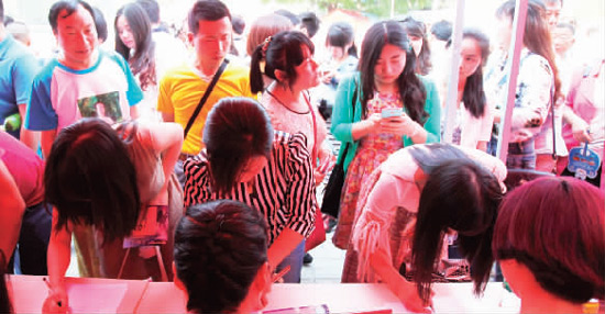 相親現(xiàn)場，嘉賓積極報(bào)名　　