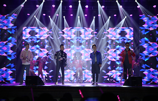 圣誕HIGH不?！睹霮歌秀》校園巡演持續(xù)開唱