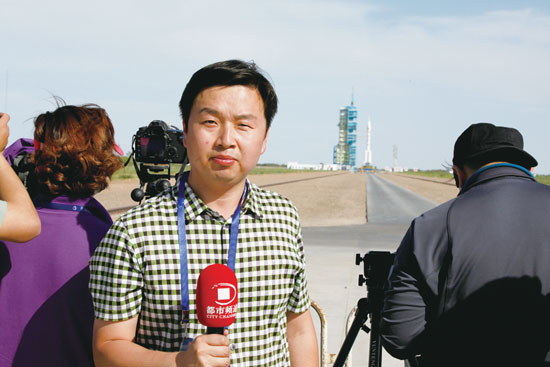 劉瑞鋒回憶，從“神舟十號”在視線中出現(xiàn)到消失的兩分鐘內，他們的兩臺攝像機、一臺照相機就在不停地拍、拍