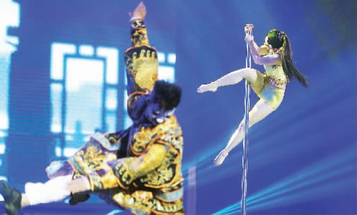 “鋼管舞娘”周文將鋼管舞和民族文化融合在一起，創(chuàng)意了一段《霸王別姬》的鋼管舞表演