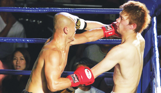 武僧一龍（左）不到一個回合就KO了對手森孝太郎