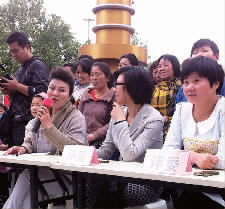 百姓調(diào)解員在現(xiàn)場擔(dān)任評(píng)委點(diǎn)評(píng)