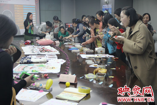 比賽現(xiàn)場熱鬧非凡，各位女神競相展示自己的作品