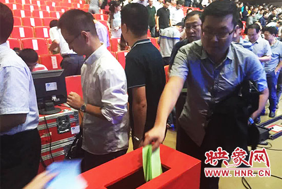 專(zhuān)家、評(píng)委、全局干部職工代表現(xiàn)場(chǎng)投票。