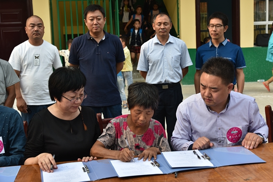 幸福使者、愛心人士與魏學(xué)秀一起簽訂幫扶協(xié)議