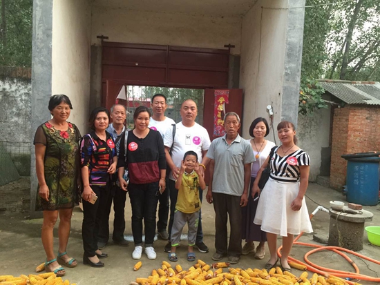 幸福使者、愛心人士與吳國祿一家合影