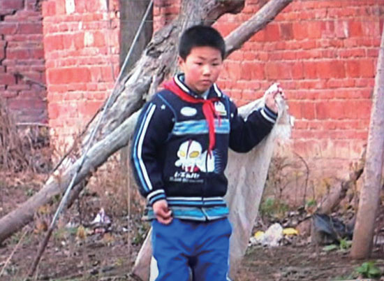 有時(shí)候，浩浩會(huì)拿著蛇皮袋撿些垃圾賣(mài)錢(qián)視 頻截圖