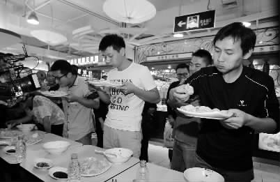 再整兩盤餃子，“騎士牛仔”（右一）真是好胃口