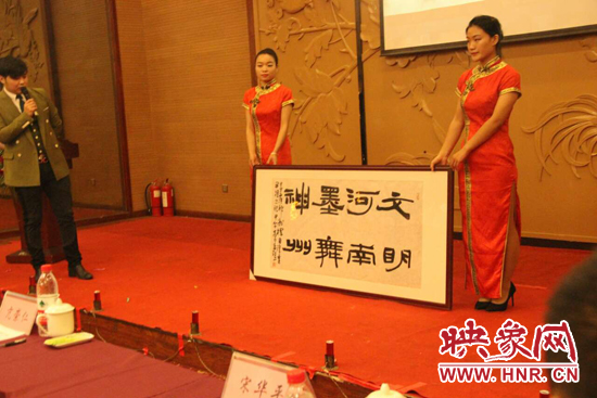 工作人員現(xiàn)場(chǎng)展示名家書法精品