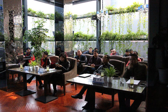 《創(chuàng)業(yè)星工廠》第二季海選現(xiàn)場，評(píng)委們認(rèn)真聽取創(chuàng)業(yè)者的項(xiàng)目介紹