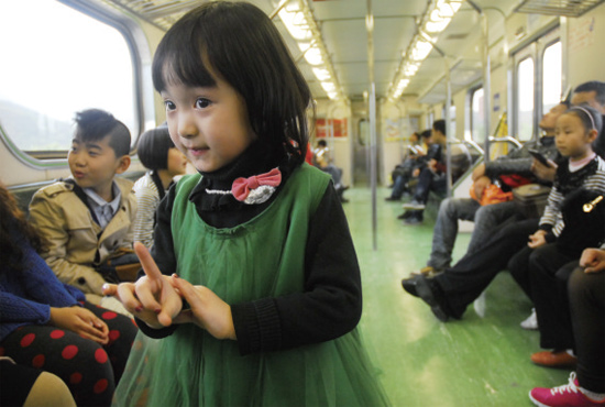 開往花蓮火車上，“戲曲小精靈”張楚怡練嗓