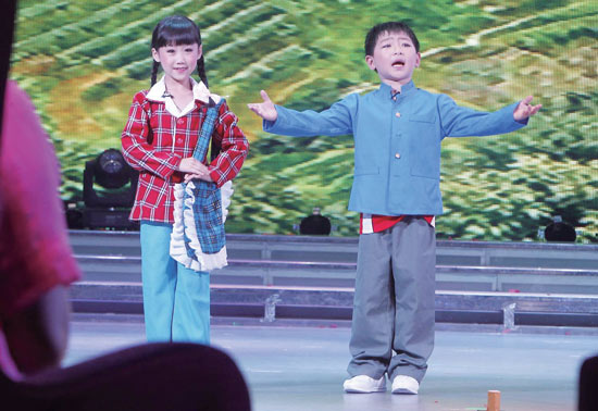 孩子們的表演有模有樣，讓人忍俊不禁