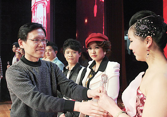 2013年2月1日，《對9當歌》總決賽在鄭州開唱。圖為東方今報副社長胡楊為選手頒獎