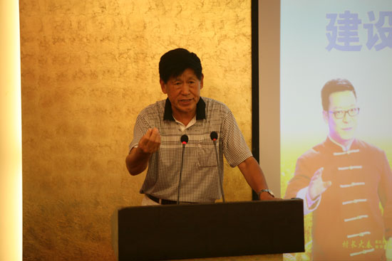 原河南省農(nóng)業(yè)廳副廳長、現(xiàn)任河南省土壤肥料協(xié)會秘書長肖興貴發(fā)表講話