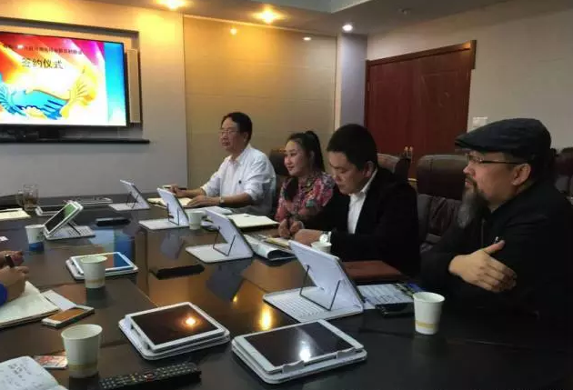 從右至左依次為趙財(cái)神，雅購供銷CEO許濤，農(nóng)團(tuán)聯(lián)盟創(chuàng)始人王婷。