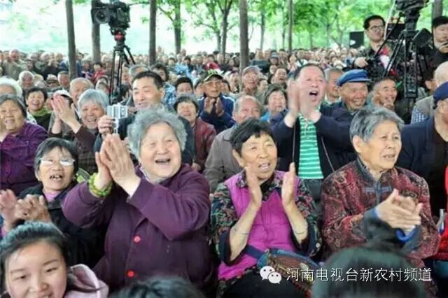 藝術(shù)家賣力演出，觀眾高聲叫好