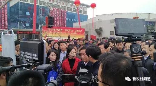 副省長(zhǎng)戴柏華參觀打工直通車智慧就業(yè)終端設(shè)備